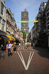 903400 Gezicht in de Zadelstraat te Utrecht, met op de voorgrond op het wegdek de contouren van de Domtoren in het ...